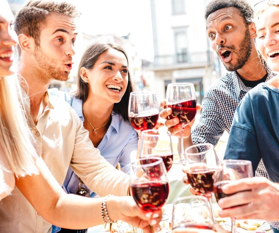 Descobreix la diversió vinícola: Jocs i activitats per compartir amb amics